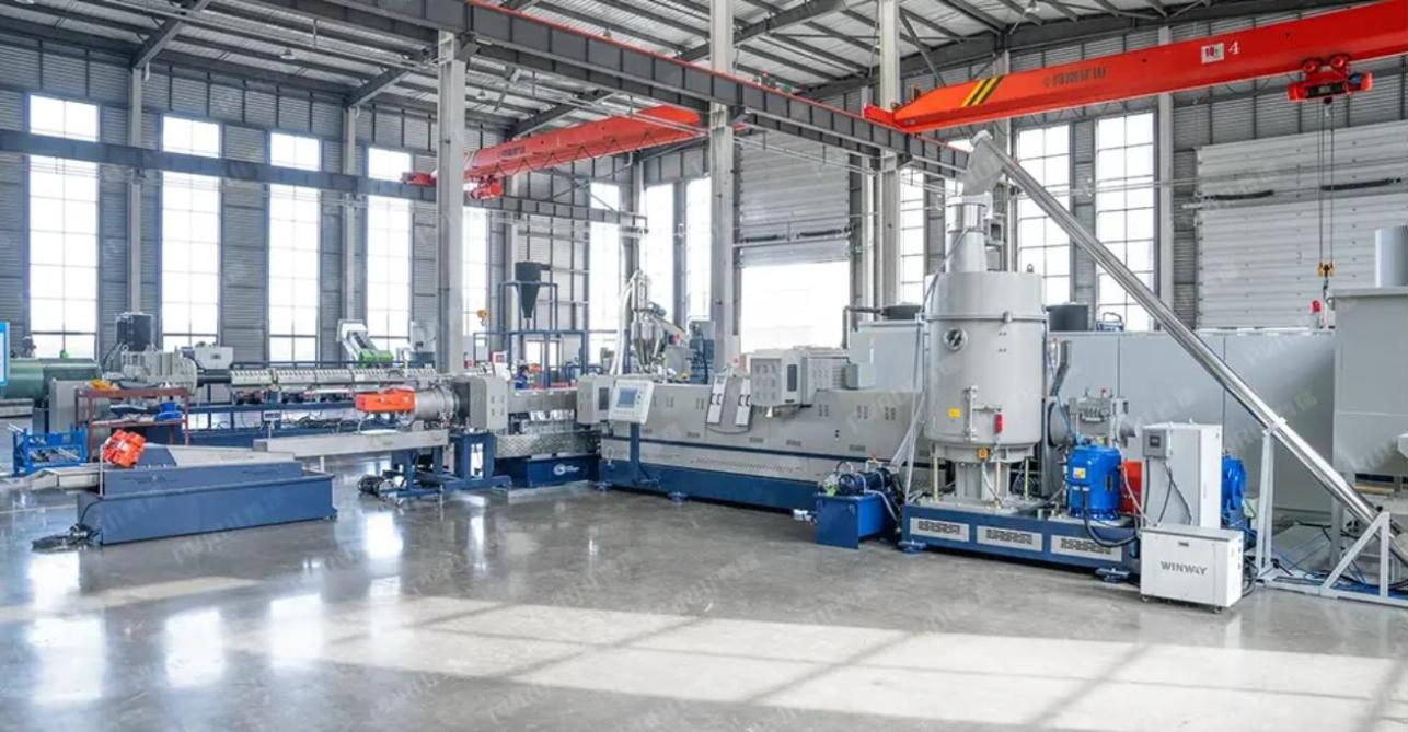 Linha de granulação em cascata SJ110 + TSSK75 da Jiangsu PURUI para flakes de frascos de leite de PEAD, com alimentador lateral forçado, degasagem a vácuo e troca-tela hidráulico